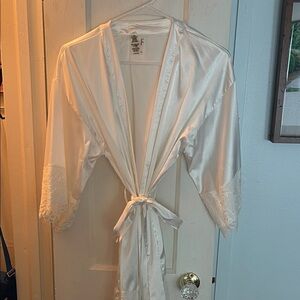 Lulus white satin robe XS